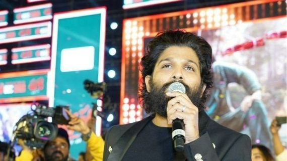 బన్నీ ఫ్యాన్స్‌పై పోలీసుల లాఠీఛార్జి.. ఎమోషనల్‌గా అల్లు అర్జున్ పోస్ట్.. అభిమానుల ఫిదా