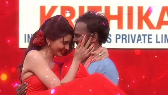 కారులో అడ్డంగా దొరికిపోయిన జబర్ధస్త్ జోడీ: అలా బయటకు వచ్చిన ఫొటో.. ఆమె చేసిన పనికి పరువు పాయె!
