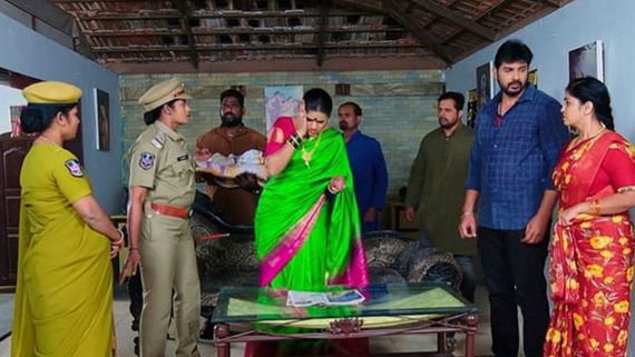 Karthika Deepam రుద్రాణి చెంప పగలకొట్టిన పోలీస్ ఆఫీసర్.. అరెస్ట్ చేసి అలా తగిన శాస్తి
