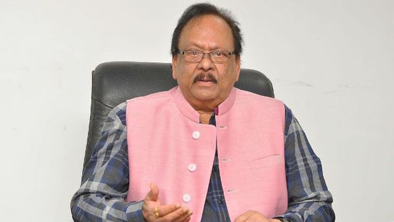 రాధేశ్యామ్ లో కృష్ణంరాజు స్పెషల్ క్యారెక్టర్.. ఫొటో వైరల్.. మళ్ళీ ఇన్నాళ్లకు..