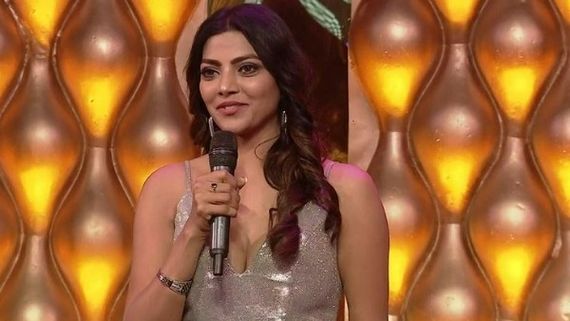 Bigg Boss 5 finale: అందరికంటే హాట్ గా ఎంట్రీ ఇచ్చిన లహరి.. క్లివేజ్ షోతో నాగార్జునకు ఐ లవ్యూ అంటూ..