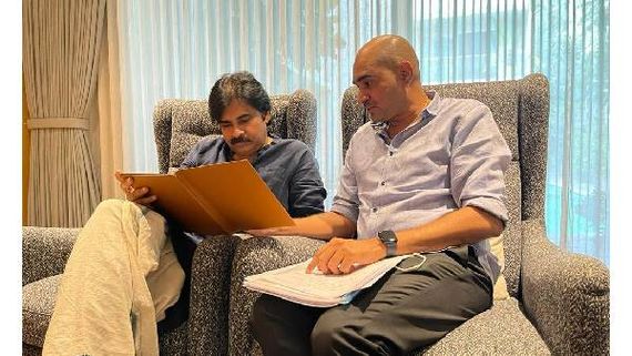 Hari Hara Veera Mallu: దర్శకుడితో పవన్ కళ్యాణ్ స్ట్రిప్ట్ రీడింగ్.. ఆ రూమర్లకు చెక్