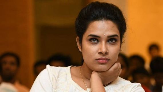 హరితేజకు చేదు అనుభవం: ఎదవ ఓవర్ యాక్షన్.. నీకు కరోనా రావాలి అంటూ దారుణంగా!