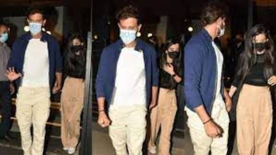  మిస్టరీ గర్ల్ తో హృతిక్ రోషన్.. చేతులు పట్టుకుని కెమెరా కంటికి.. ఆమేనా?