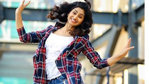 బ్రాతో కనిపించి రెచ్చిపోయిన వర్షిణి: ఘాటు ఫోజులతో రచ్చ.. ఆమెనిలా చూస్తే షాక్ అవుతారు!