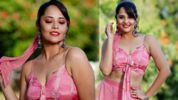  స్లీవ్లెస్ బ్లౌజ్ తో అందాలు ఆరబోస్తున్న అనసూయ అక్కడి టాటూని కూడా చూపించేస్తూ!