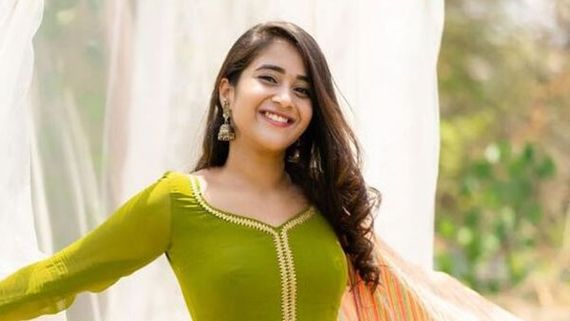 ఇంటర్నెట్‌ను షేక్ చేస్తోన్న దీప్తి సునైనా హాట్ ఫొటోలు: ఏకంగా బట్టలు లేకుండా కనిపించడంతో!