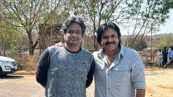 పవన్ కళ్యాణ్ సినిమా సెట్ లో మాస్ డైరెక్టర్.. లేటెస్ట్ ఫొటోస్ తో ఫ్యాన్స్ కు అదిరిపోయే అప్డేట్!