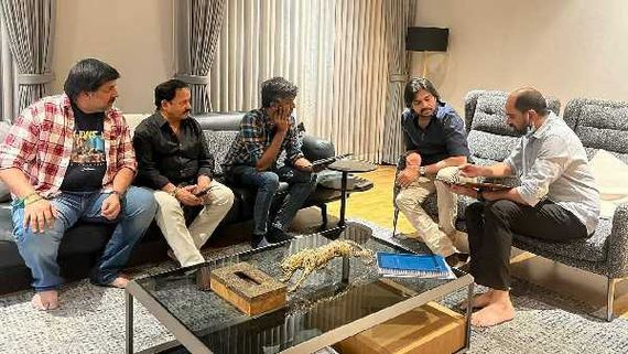 రంగంలోకి దిగిన పవన్ కల్యాణ్: డైరెక్టర్‌తో పాటు వాళ్లందరితో స్పెషల్ మీటింగ్