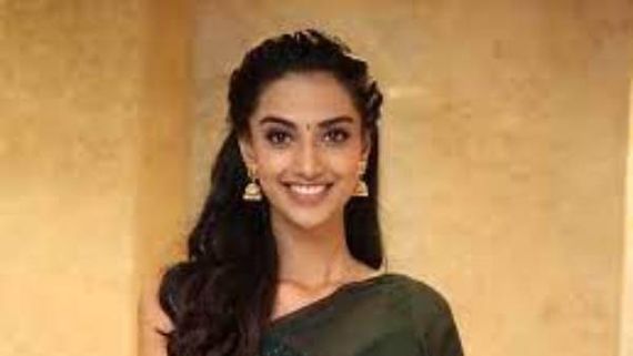  Prabhas మూవీ ఆఫర్‌పై మీనాక్షి క్లారిటీ: చాలా హ్యాపీ అంటూ కామెంట్స్