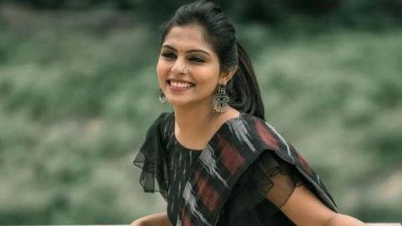  పాత వీడియోతో చిక్కుల్లో నటి మౌనికా.. పవన్ ను ఏమీ అనలేదు.. అయినా  క్షమాపణలు కోరుతున్నానంటూ పోస్ట్!