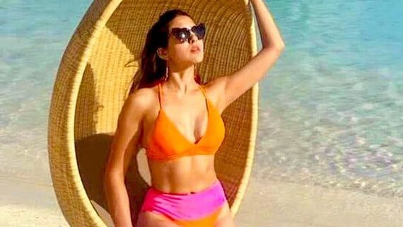 బికినిలో షాక్ ఇచ్చిన స్టార్ హీరో కూతురు.. స్విమ్మింగ్ పూల్ లో మరో మహిళను తోసేస్తూ చెత్త ప్రాంక్!