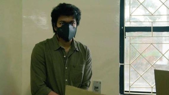   అభిమానులు చేసిన పనికి క్షమాపణలు కోరిన విజయ్.. అందరి ముందు చేతులు జోడించి..