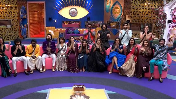 Bigg Boss Non Stopలో అర్ధరాత్రి అరాచకాలు.. ఒకే దుప్పట్లో ఇద్దరు.. బూతులతో రెచ్చిపోయిన గాంగ్
