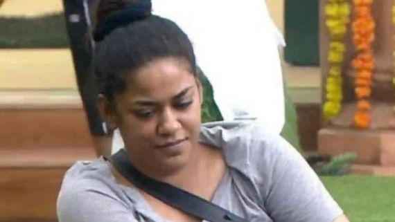Bigg Boss Non stop : ఎలిమినేటయిన మొమైత్ ఖాన్.. నాగ్ ను పట్టుకు ఏడ్చేస్తూ వాళ్ళ మీద బాంబ్?