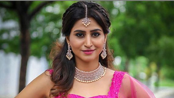 బ్రాతో యాంకర్ వర్షిణి అందాల విందు: ఆమెను ఈ ఘాటు ఫోజుల్లో చూశారంటే!