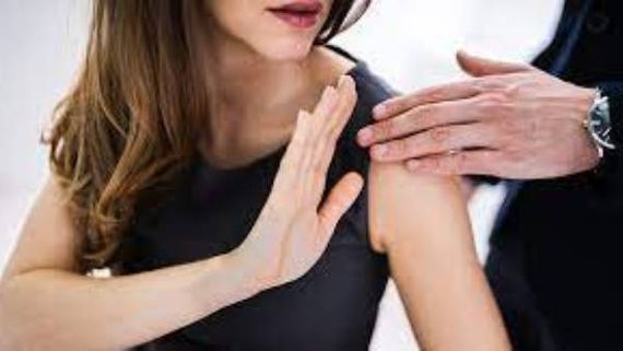 సినిమా గురించి మాటల్లో పెట్టి ముద్దు పెట్టాడు.. అసభ్యంగా టచ్ చేశాడు.. నటుడిపై ఆరోపణలు