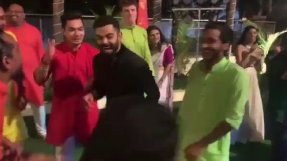 అల్లు అర్జున్ సినిమా పాటకు స్టెప్పులేసిన ఇండియన్ క్రికెటర్ విరాట్ కోహ్లీ.. వీడియో వైరల్!