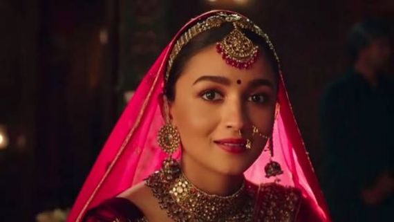  Alia Bhatt నువ్వే విషం అని మళ్ళీ జనాలను తాగమంటే ఎలా.. RRR బ్యూటీపై మరో కాంట్రవర్సీ?