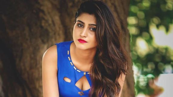 మరోసారి యాంకర్ వర్షిణి అందాల ఆరబోత: టాప్ టూ బాటమ్ కనిపించేలా ఘాటుగా!
