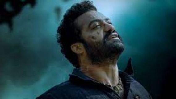 40డిగ్రీల ఎండలో చెప్పులు లేకుండా.. కొమురం భీముడొ పాటకు నిజంగానే శిక్ష అనుభవించిన తారక్!