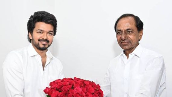 సీఎం కేసీఆర్‌ను కలిసిన తమిళ సూపర్ స్టార్ విజయ్. ప్రగతి భవన్‌లో భేటి వెనుక కారణం ఏమిటంటే?