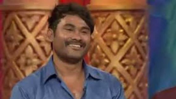 స్టేజ్ మీదే భార్య కాళ్లు పట్టుకొన్న జబర్దస్త్ కమెడియన్.. కిందకు తోసిన మరో కమెడియన్ భార్య!