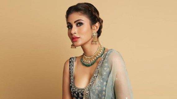 పబ్లిక్‌ ప్లేస్‌లో సీరియల్ హీరోయిన్ రొమాన్స్: ఫ్యాన్స్ తట్టుకోనంత దారుణంగా!