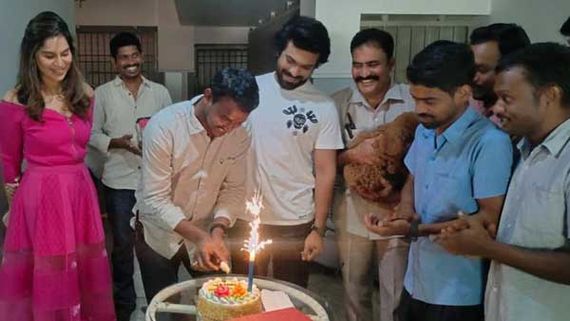 దటీజ్ రామ్ చరణ్.. సతీసమేతంగా పర్సనల్ స్టాఫ్ కి ఊహించని సర్ప్రైజ్!