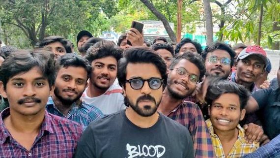  RC 15: ఎగబడిన ఫ్యాన్స్.. అయినా వెనక్కి తగ్గని రామ్ చరణ్.. ఫొటో వైరల్