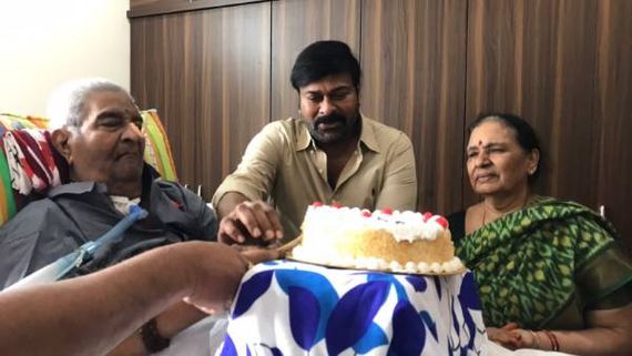 Kaikala Satyanarayana పుట్టినరోజున మెగాస్టార్ సర్‌ప్రైజ్ విజిట్.. బెడ్‌పైనే కేక్ కట్ చేయించిన చిరంజీవి