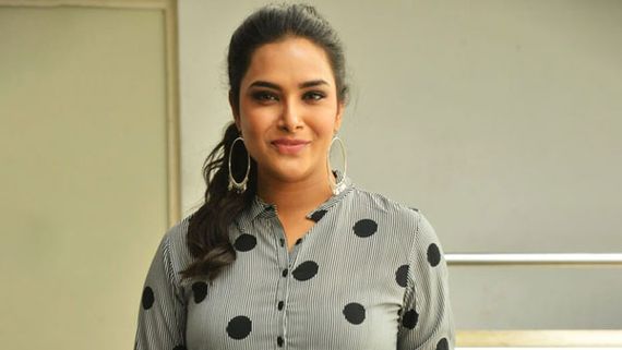షార్ట్ డ్రెస్‌లో యాంకర్ హరితేజ రచ్చ: నడిరోడ్డు మీదే అలా.. వీడియో వైరల్