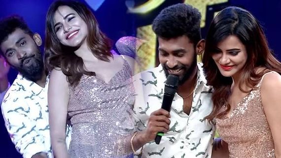  స్టేజ్ పైనే అషురెడ్డికి లవ్ ప్రపోజ్ చేసిన కమెడియన్ హరి.. గుండెని గులాబీలా మార్చి!