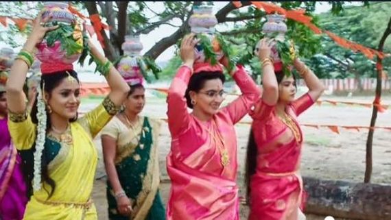 Karthika Deepam బోనం ఎత్తిన సౌందర్య, హిమ, శౌర్య.. అమ్మా బైలిళ్లినాదే తీన్మార్ డ్యాన్సులతో