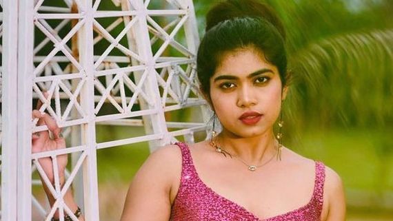 మళ్లీ రెచ్చిపోయిన రీతూ చౌదరి: ఎద అందాలు కనిపించేలా హాట్ షో