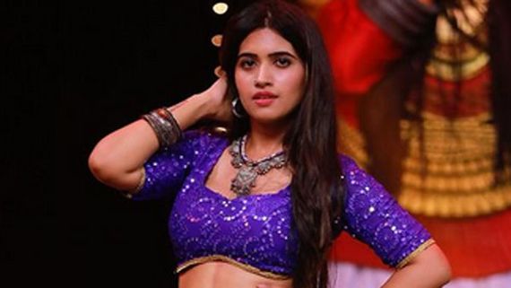 షర్ట్ విప్పేసి యాంకర్ స్రవంతి హాట్ ట్రీట్: వామ్మో మరీ ఈ రేంజ్ షోనా!