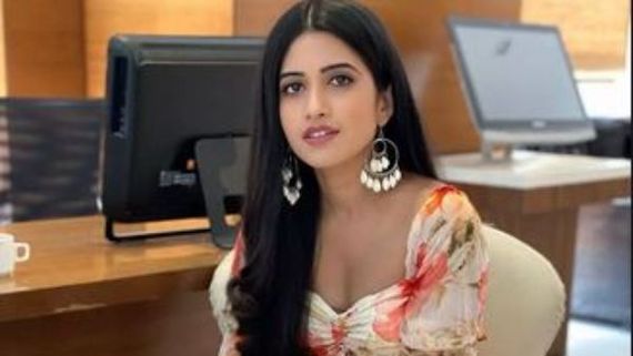 మళ్లీ రెచ్చిపోయిన యాంకర్ స్రవంతి: వామ్మో ఇలా చూపిస్తుందేంటి!