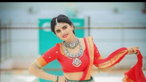 డోసు పెంచేసిన జబర్దస్త్ వర్ష: ముందూ వెనుక ఏమీ లేకుండా హాట్ షో