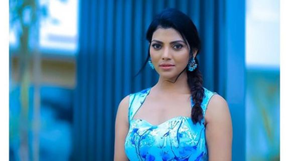 హాట్ షోలో హద్దు దాటిన బిగ్ బాస్ లహరి: స్లీవ్‌లెస్ టాప్‌లో అందాల ఆరబోత
