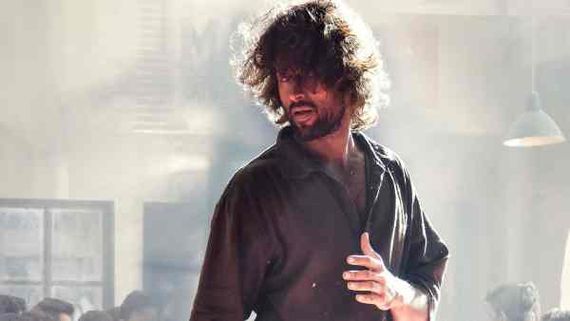Liger day 1 collection prediction విజయ్ దేవరకొండ మానియా.. హాట్ కేకుల్లా టికెట్ల అమ్మకాలు