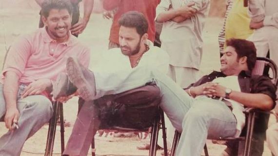  వైసీపీ నేతపై కాలు పెట్టిన జూనియర్ ఎన్టీఆర్.. షాకింగ్ ఫొటో వైరల్!