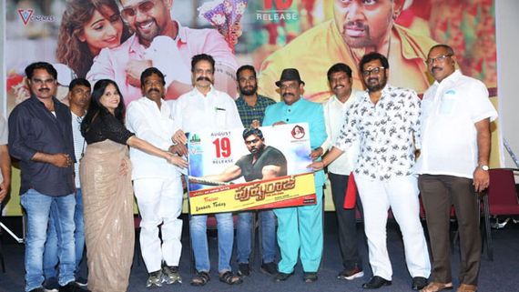 ఏ లోకాన ఉన్న శ్రీహరి మమల్ని ఆశీర్వదిస్తారు.. పుష్పరాజ్ ఆడియో ఫంక్షన్లో నిర్మాతలు ఎమోషనల్