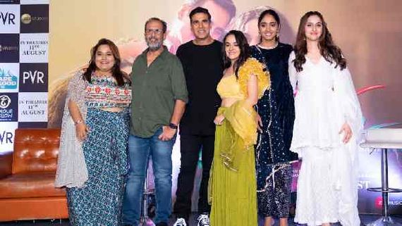 Raksha Bandhan టీమ్ హైదరాబాద్‌లో హల్‌చల్.. చార్మినార్ వద్ద హంగామా!