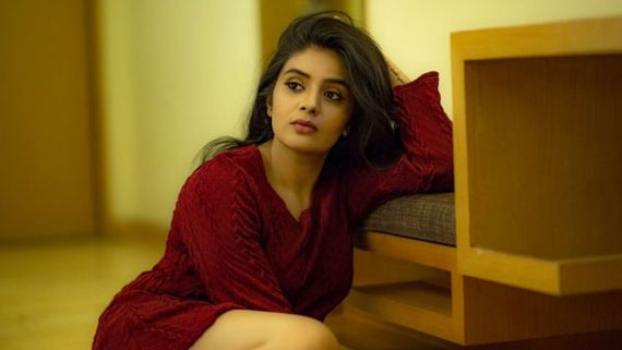 యాంకర్ శ్రీముఖి గ్లామర్ షో: అబ్బో ఆమె అందాలు చూసి తట్టుకోగలరా!