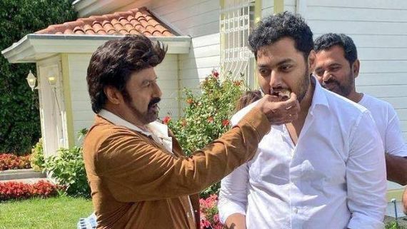  Mokshagna Teja: కొడుకుకు కేక్ తినిపించిన బాలయ్య.. మరో లుక్ లో నందమూరి వారసుడు.. ఫొటో వైరల్