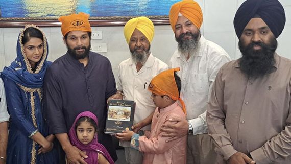 Allu Arjun: గోల్డెన్ టెంపుల్ లో ఫ్యామిలీతో అల్లు అర్జున్.. భార్య కోసం ప్రత్యేకంగా..