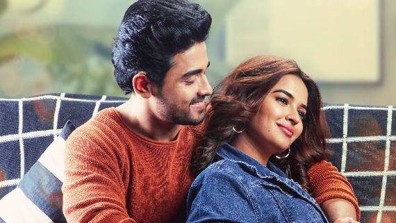 Aakasa Veedhullo review  రాక్‌స్టార్ రొమాంటిక్, ఎమోషనల్ లవ్ జర్నీ!