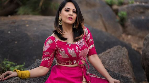 అనసూయ అందాల ఆరబోత: షర్ట్ విప్పేసి.. ప్యాంట్ లేకుండా!