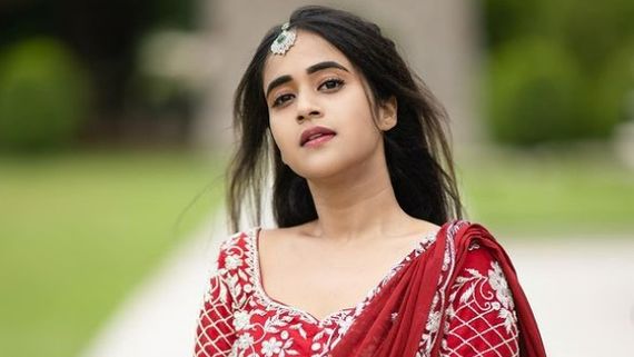 దీప్తి సునైనా హాట్ సెల్ఫీ: స్లీవ్‌లెస్ టాప్‌లో ఎద అందాల ఆరబోత