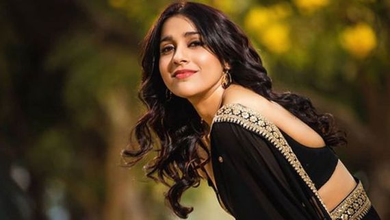 బ్రాతో యాంకర్ రష్మీ ఓవర్ డోస్ హాట్ షో: తొలిసారి ఇలా తెగించిన బ్యూటీ